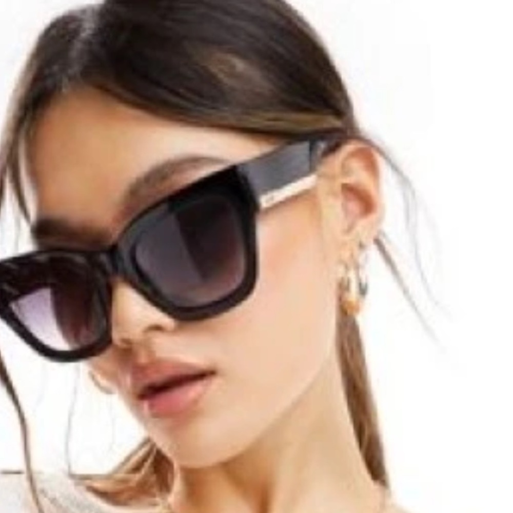 NEW! Quay By the Way black n  gold sunglasses